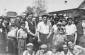 Mayo de 1942. Retrato grupal de hombres y niños judíos en el gueto de Kolbuszowa. © Crédito de la foto: Museo Estadounidense Conmemorativo del Holocausto, cortesía de Max Horowitz